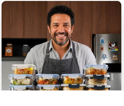 Chef con recipientes de comida preparada